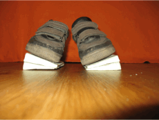 Abbildung: Schiefe Schuhe mit zu hohen Aussenseiten